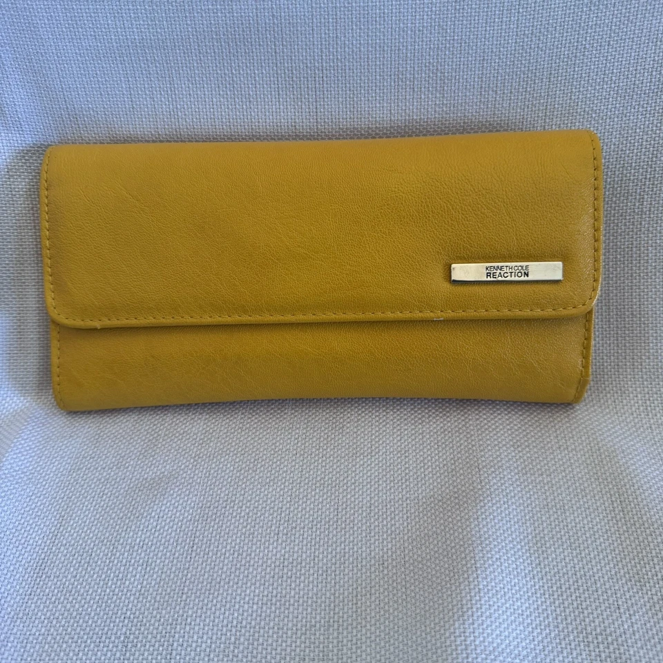 Cartera Kenneth Cole Reaction de cuero sintético con monedero de cambio de estilo vintage Foto 1 de 4