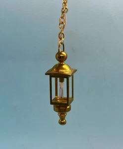 Lámpara colgante eléctrica de latón miniatura para casa de muñecas CLARE-BELL, 1977 1:12 NUEVA - Imagen 1 de 6