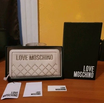Carteira Love Moschino Off White com enfeites de metal dourado grande com zíper ao redor - Imagem 1 de 4