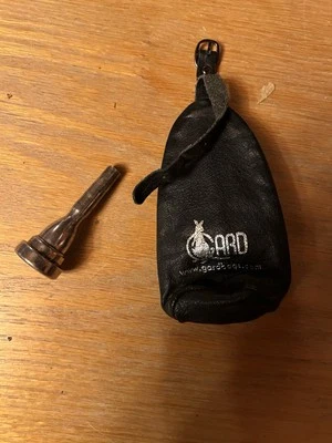 Винтажный канадский латунный валторна 3p мундштук с жестким чехлом - Изображение 1 из 3