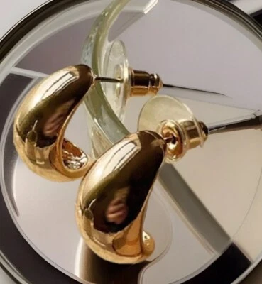 Pendientes Huggie con poste de aro demi enchapado en oro de 14K con cúpula oreja Huggie Foto 1 de 3