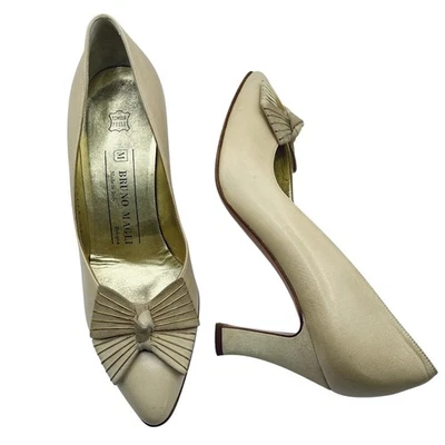 Zapatos sin cordones Bruno Magli talla 6,5 de cuero beige crema lazo grande dorado Foto 1 de 4