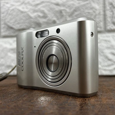 NIKON COOLPIX L16 Compact Digital Camera Point & Shoot Silver 7.1 MP 2008 TESTED - Image 1 of 4