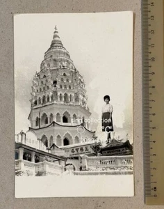 1963 Mujer china en el extranjero extraña foto Pagoda del Millón de Budas - Imagen 1 de 2