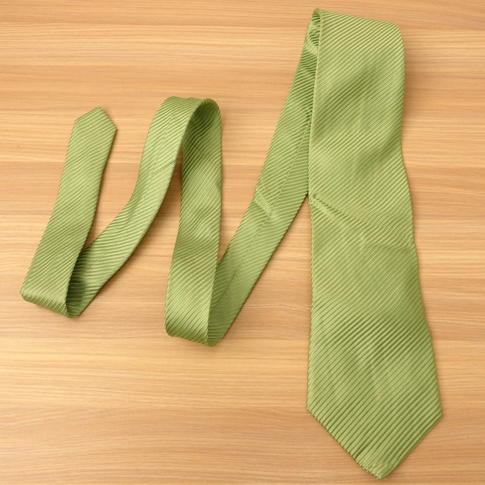 Corbata de cuello verde para hombre de seda a rayas lisas de moda resistente a las manchas COVINGTON Foto 1 de 4