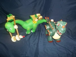 LITTLE TIKES ROARING B. C. BUILDERS DINOSAURIO 2005 e Imaginext-Spike Jr 2008 Bin H - Imagen 1 de 7