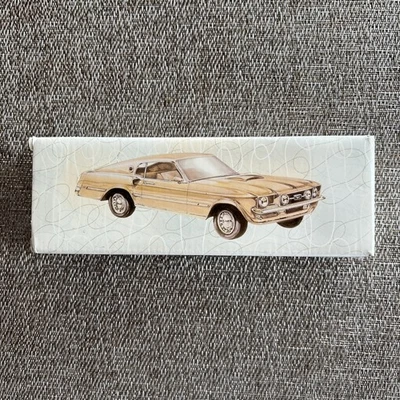 Avon DE GAMUZA NEGRA PARA DESPUÉS DEL AFEITADO en 1969 Mustang Mach I jarra NUEVO EN CAJA Foto 1 de 4