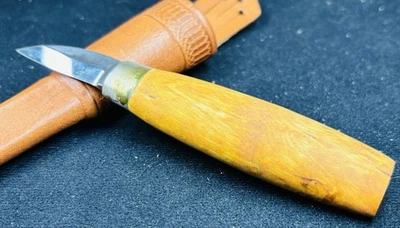 "Cuchillo de hoja fija IISAKKI JARVENPAA OY - KAUHAVA, FINLANDIA 1"" con funda de cuero" Foto 1 de 4