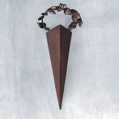 Artesanal Fabricado Cobre Escultural Pirámide Metalistería Vela Aplique Hoja Corona Foto 1 de 4