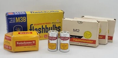 Lote de suministros de fotografía vintage de mediados de siglo: bombillas flash, película, baterías Foto 1 de 4