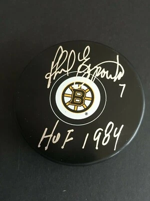 ШАЙБА С АВТОГРАФОМ ФИЛА ЭСПОЗИТО BOSTON BRUINS С НАДПИСЬЮ «HOF1984» INSCR.  J.S.A.  Подлинный - Изображение 1 из 4