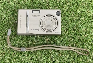 Fujifilm FinePix F Series F455 Zoom 5.2MP Digital Camera - Silver no card (D39) - Picture 1 of 7