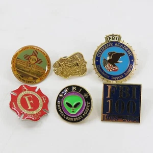 Lote de 6 prendedores de etiquetas coleccionables del FBI que incluyen escudo dorado (pequeño) Roswell y más - Imagen 1 de 13
