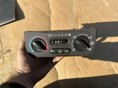 Saturn SL1 2002 controles de climatización C379 Foto 1 de 3