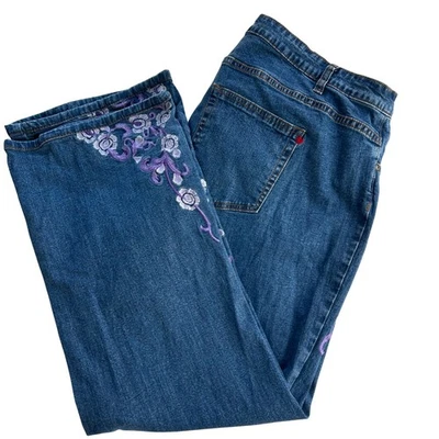 Calça jeans bordada floral azul denim perna reta elástica ajuste mãe plus 24W - Imagem 1 de 4