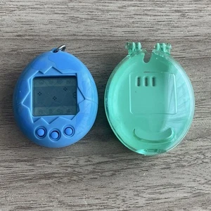 BANDAI Tamagotchi Ocean bleu clair trouvé en mer Umi de Haken avec étui jeu testé - Photo 1 sur 8
