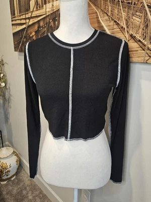 Top corto acanalado negro de manga larga Garage con costuras en contraste Foto 1 de 4