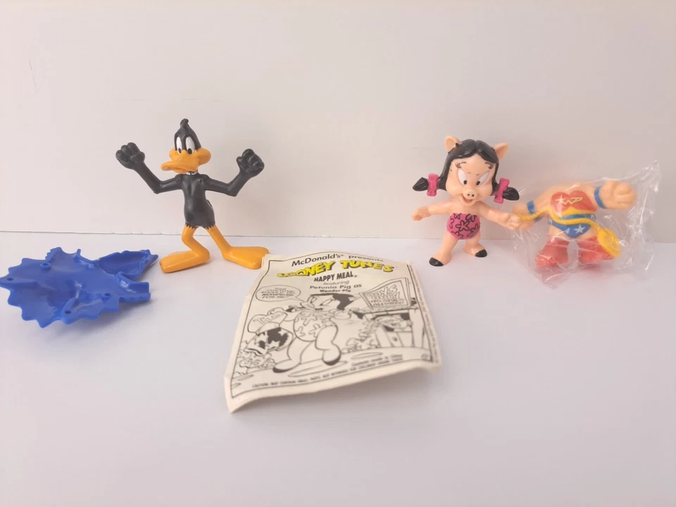 McDonald's Happy Meal Super Looney Tunes Petunia Pig / Wonder Woman - Pato Lucas Foto 1 de 4