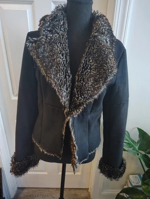 Chaqueta de vestir negra con flecos de piel Express para mujer Foto 1 de 4