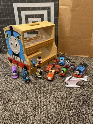 Carrito de almacenamiento de madera Thomas & Friends Thomas con asa, 8 trenes y más Foto 1 de 4