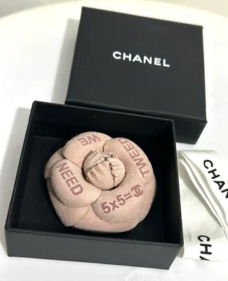 Broche Chanel rosa escuro “Precisamos de tweed” camélia - Imagem 1 de 4