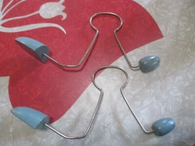 PAR DE CAMILLAS DE ZAPATOS VINTAGE AZUL de madera y metal para mujer - años 50 Foto 1 de 4