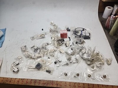 2006-2007 NUEVO AL AZAR AUDI A4 PERNOS PASADORES SENSOR FRENO MONTAJE RADIADOR S3-440 Foto 1 de 4