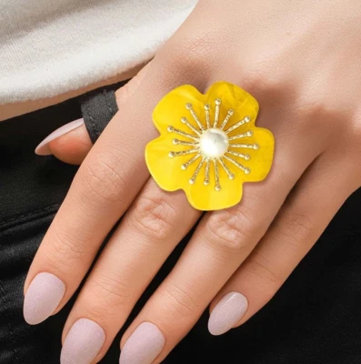 Anillo de cóctel ajustable con textura dorada central flor mármol amarillo perla Foto 1 de 2