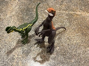 Zwei Jurassic World Dominion Ferocious Pack Kuchen Topper Figuren. - Bild 1 von 12