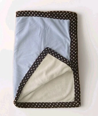 Cobertor de bebê Koala Baby bolinhas azul marrom creme reversível Sherpa Security  - Imagem 1 de 4