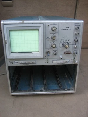 Tektronix 7704  Oszilloskop oscilloscope mainframe als DEFEKT - Bild 1 von 4