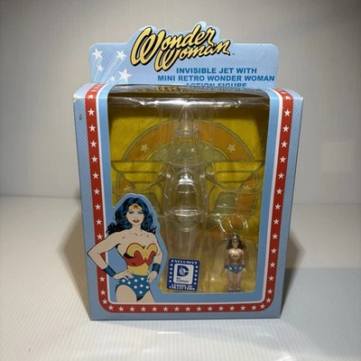 Exclusivo Jet Invisible de DC Comics con mini figura de acción retro de Wonder Woman Foto 1 de 4