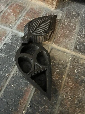Antigua caja de especias india en forma de calavera madera maciza tallada pesada tapa deslizante Foto 1 de 4