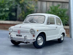 Fiat 600 D Revell 1:18 1965 blanco raro clásico vintage modelo fundido a presión metal 124 - Imagen 1 de 12