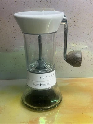 Molinillo de café molido a mano - Molinillo de rebabas. Usado, blanco y vidrio funciona muy bien Foto 1 de 4