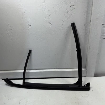 MAZDA 3 HATCHBACK PORTA TRASEIRA ESQUERDA JANELA CANAL DE CORRIDA SELO TIRA METEOROLÓGICA FABRICANTE DE EQUIPAMENTO ORIGINAL 19-25 - Imagem 1 de 4