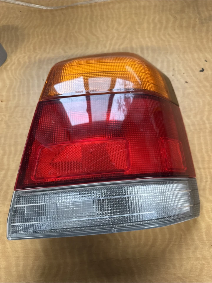 Luz trasera lateral derecha Subaru Forester 2000 Foto 1 de 4