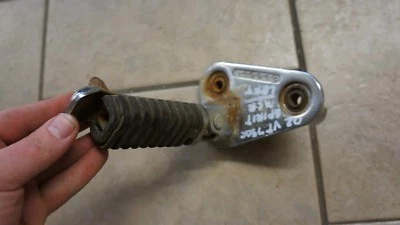 01-07 Honda Shadow Spirit VT 750 parte inferior izquierda clavija delantera paso sujeción Foto 1 de 2