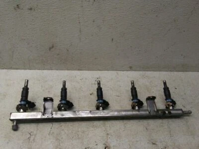 Riel de combustible de 2,5 L con 5 inyectores para Volkswagen Jetta 05-14 Foto 1 de 3