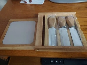 Avon Petite Cheese Board Set - Wood Case And 3 Cheese Cutters - New - Picture 1 of 5