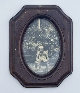 Mini Antik Foto im Holzrahmen Mädchen Kind sitzt auf Stuhl draußen Vintage - Bild 1 von 5