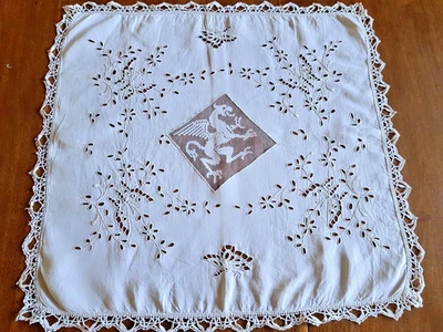 Napperon début XXe en coton brodé à décors de papillons - 62 cm x 62 cm - Photo 1/3