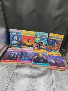 8 Vintage R.L. Stine goosebump books cuckoo, dead house, monster house and more - Foto 1 di 6