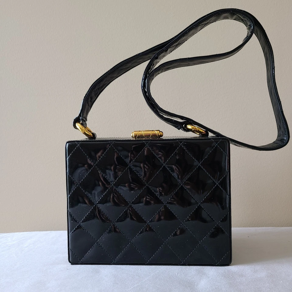 Chanel Vintage Estuche Rígido Caja Negro Charol Oro Herrajes Foto 1 de 4