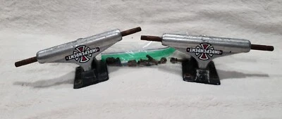 Camiones de monopatín forjados independientes de colección Sims Santa Cruz Powell tracker Foto 1 de 4