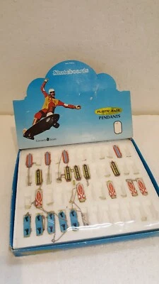 Collares con dije de monopatín de plástico de los años 70 con caja de exhibición Stacy Peralta Foto 1 de 3