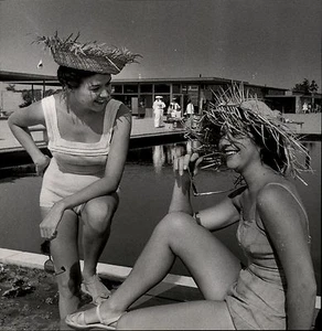 1955 foto originale modellismo gambe costume da bagno moda cappelli di paglia e occhiali da sole - Foto 1 di 2