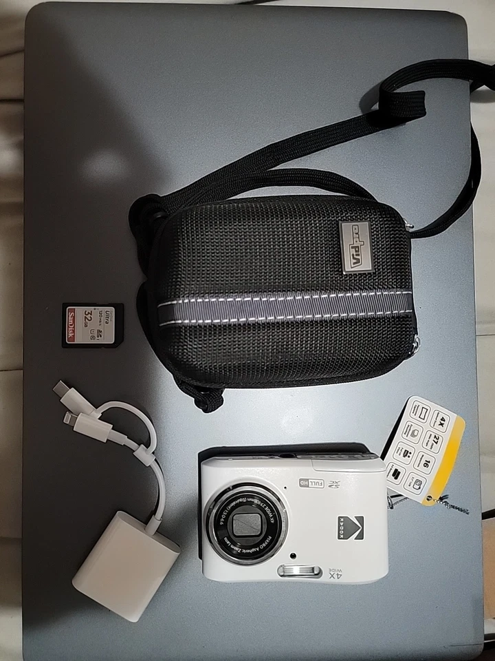 Kodak PIXPRO FZ45 Digital Camera White with Case and SanDisk 32 GB SD card - Image 1 of 4