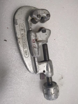 RIDGID USA PIPE CUTTER N0.131 1/4" TO 1 5/8" - Image 1 of 4