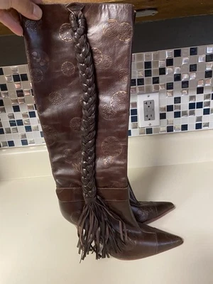 Bota Emanuel Ungaro couro marrom altura do joelho tamanho 6 franja trançada em relevo - Imagem 1 de 4